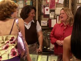 Carole Gutierrez and Molly Shannon in Kath & Kim (2008)