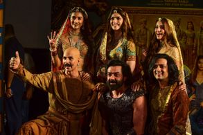 Bobby Deol, Akshay Kumar, Riteish Deshmukh, Kriti Kharbanda, Pooja Hegde, and Kriti Sanon at an event for Housefull 4 (2