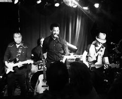 Justin Wade singing at 3 of Clubs