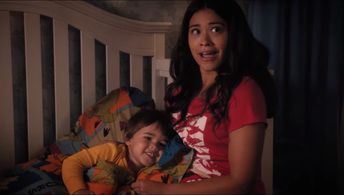 Gina Rodriguez and Lincoln Bonilla in Jane the Virgin (2014)