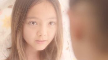 Isla Rose Hall as Young Bella & Young Kayla