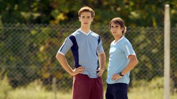 Mariano González and Julián Cerati in Once (2017)