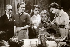 Nina Brian, Susana Campos, María Luisa Robledo, Juan Verdaguer, and Sarita Rudoy in Rosaura a las 10 (1958)