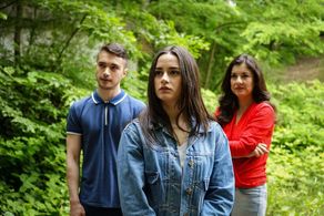 Irem Altug, Burak Dakak, and Ece Yasar in The Pit: Aile Için (2019)