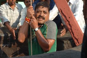 Sanjay Narvekar in Nasheebachi Aishi Taishi (2009)