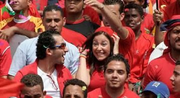 Ahmed Helmy and Menna Shalabi in Can't Complain (2007)