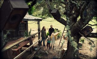 Willem Dafoe, Frances O'Connor, Morgan Davies, and Finn Woodlock