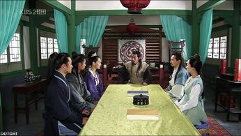 Kim Kap-su, Jeong-hak Park, Shi-ra Chae, Soo Ae, and Il-guk Song in Emperor of the Sea (2004)