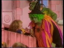 Rod Hull, Carol Lee Scott, and Freddie Stevens in Emu's World (1982)