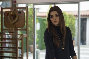 Hande Erçel in Siyah Inci (2017)