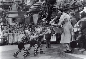 Judy Garland, Charles Becker, Harry Earles, Jackie Gerlich, Jerry Maren, and Meinhardt Raabe in The Wizard of Oz (1939)