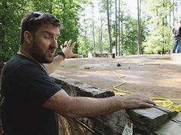 Mark Bowe in Barnwood Builders (2013)