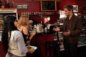 Sarah Hyland, Ariel Winter, and David Hoffman in Modern Family (2009)