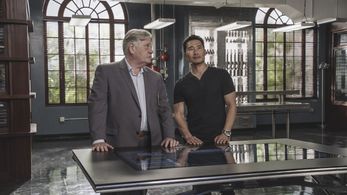 William Forsythe and Daniel Dae Kim in Hawaii Five-0 (2010)