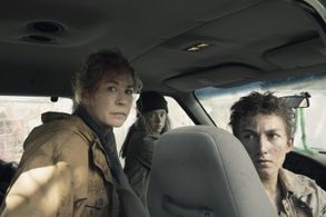 Jenna Elfman, Bailey Gavulic, and Ethan Suess in Fear the Walking Dead (2015)
