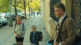 Jirí Langmajer, Oliver Vyskocil, and Karolína Lipowská in Chlap na strídacku (2020)
