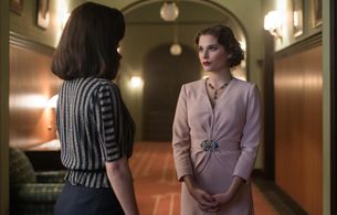 Blanca Suárez and Valentina Zenere in Cable Girls (2017)