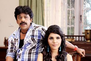 Upendra Limaye and Mukta Barve in Badam Rani Gulam Chor (2012)