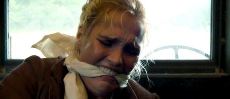 Camille Lou in Women at War: Épisode 7 (2022)