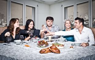 Ohad Knoller, Yael Sharoni, Tali Sharon, Amos Tamam, and Sharon Fauster in Srugim (2008)