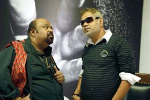 Sanjay Mishra and Saurabh Shukla in Utt Pataang (2011)