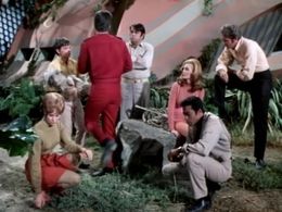 Stefan Arngrim, Gary Conway, Kurt Kasznar, Deanna Lund, Don Marshall, Don Matheson, and Heather Young in Land of the Gia