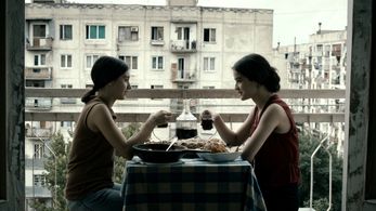 Mariam Bokeria and Lika Babluani in In Bloom (2013)