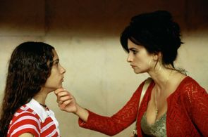 Penélope Cruz and Yohana Cobo in Volver (2006)