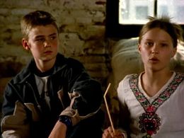 Vijessna Ferkic and Julian Paeth in The Peppercorns (1999)