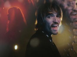 Jordan Haj in Jordan Haj & Emma Smetana: Dopamine (2022)