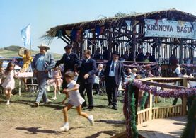Josef Hlinomaz, Cestmír Randa, Jirí Sovák, and Josef Vetrovec in The Cottagers (1975)