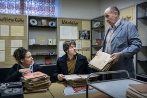 Manfred Möck, Steffen Schroeder, and Amy Mußul in Der vierte Mann (2019)