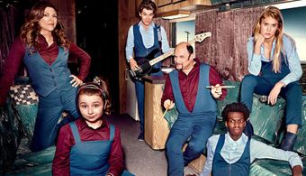 Jason Alexander, Amy Pietz, Tim Johnson Jr., Nick Marini, Natalie Sharp, and Maddie Dixon-Poirier in Hit the Road (2017)