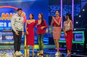 Dingdong Dantes, Maria Isabel Lopez, Evangeline Pascual, Cylynne Mationg, and Mara Lopez in Family Feud Philippines (202