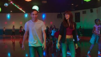 Keir Gilchrist and Aubrey Peeples in Heartthrob (2017)