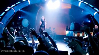 Merit Leighton on stage singing at the SPIKE TV VGAs- with Lorne Balfe and orchestra for GOTY tribute of Dishonored