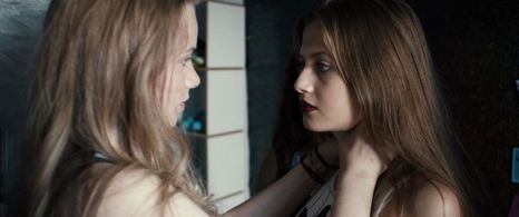 Luna Wedler and Zoë Pastelle Holthuizen in Blue My Mind (2017)
