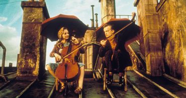 Marie-Laure Dougnac and Dominique Pinon in Delicatessen (1991)