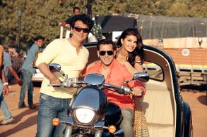 Sajid Nadiadwala with Salman Khan & Jacqueline Fernandez on the sets of Kick