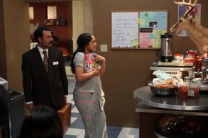 Rizwan Manji and Anisha Nagarajan in Outsourced (2010)