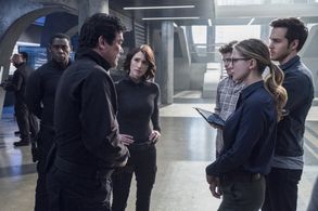 Dean Cain, David Harewood, Chyler Leigh, Melissa Benoist, Jeremy Jordan, and Chris Wood in Supergirl (2015)