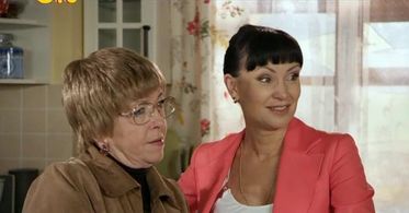 Nonna Grishaeva and Olga Volkova in Papiny dochki (2007)
