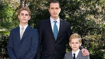 Fernando Gil and Patrick Criado in El Rey (2014)