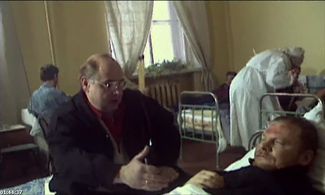 Vladimir Dolinskiy and Vitali Solomin in Zimnyaya vishnya 3 (1995)