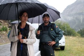Alain Hernández and Megan Montaner in La caza. Monteperdido (2019)