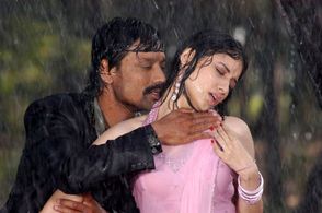 S.J. Suryah and Tamannaah Bhatia in Vyabari (2007)