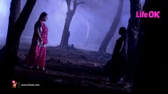 Jaya Bhattacharya and Smriti Malhotra-Irani in Ek Thhi Naayka (2013)