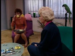 Truus Dekker and Carla Hardy in We zijn weer thuis (1989)