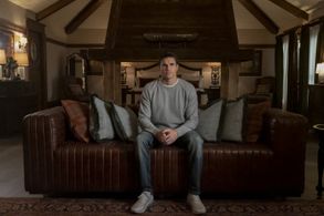 Robbie Amell in Upload (2020)