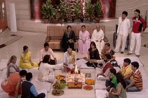 Neelam Mehra, Ali Asgar, Sakshi Tanwar, Lily Patel, Nayan Bhatt, and Varun Khandelwal in Kahaani Ghar Ghar Kii (2000)